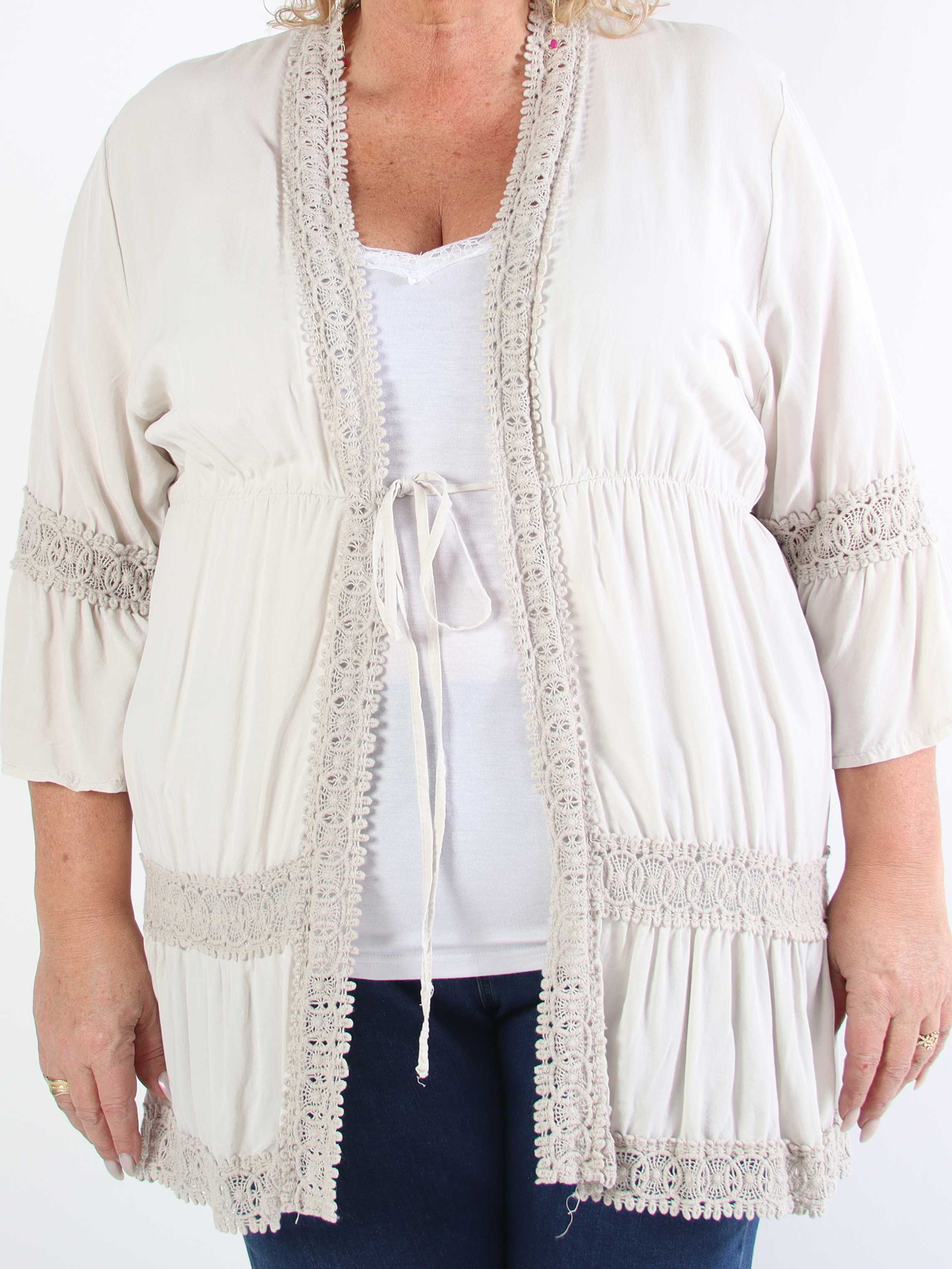 Kiki - Söt kimono i plusstorlek med fin spets